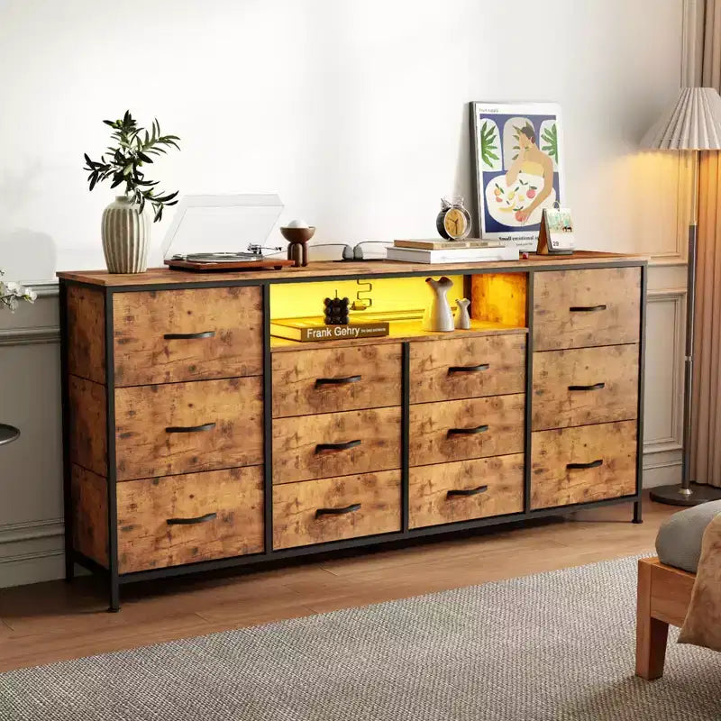 Meuble TV de 63 po pour téléviseurs jusqu'à 75 po - Commode en tissu avec station de recharge, lumières DEL, étagères ouvertes, commode à 12 tiroirs