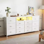 Meuble TV de 63 po pour téléviseurs jusqu'à 75 po - Commode en tissu avec station de recharge, lumières DEL, étagères ouvertes, commode à 12 tiroirs