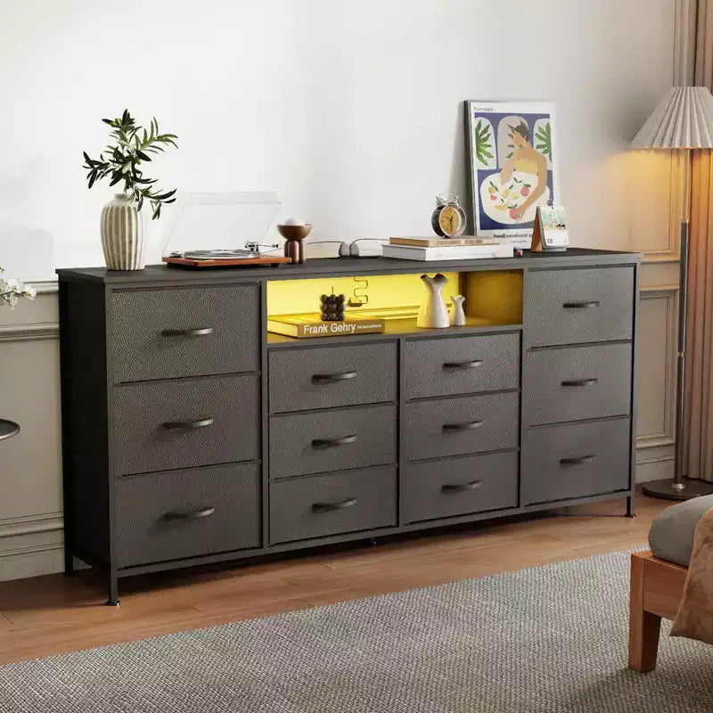 Meuble TV de 63 po pour téléviseurs jusqu'à 75 po - Commode en tissu avec station de recharge, lumières DEL, étagères ouvertes, commode à 12 tiroirs