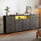 Meuble TV de 63 po pour téléviseurs jusqu'à 75 po - Commode en tissu avec station de recharge, lumières DEL, étagères ouvertes, commode à 12 tiroirs