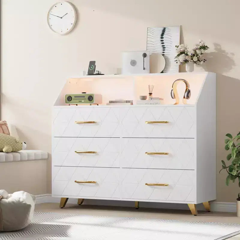 Commode noire éclairée à 6 tiroirs avec station de charge et étagère de rangement, commode en bois avec pieds en métal pour chambre à coucher ou salon