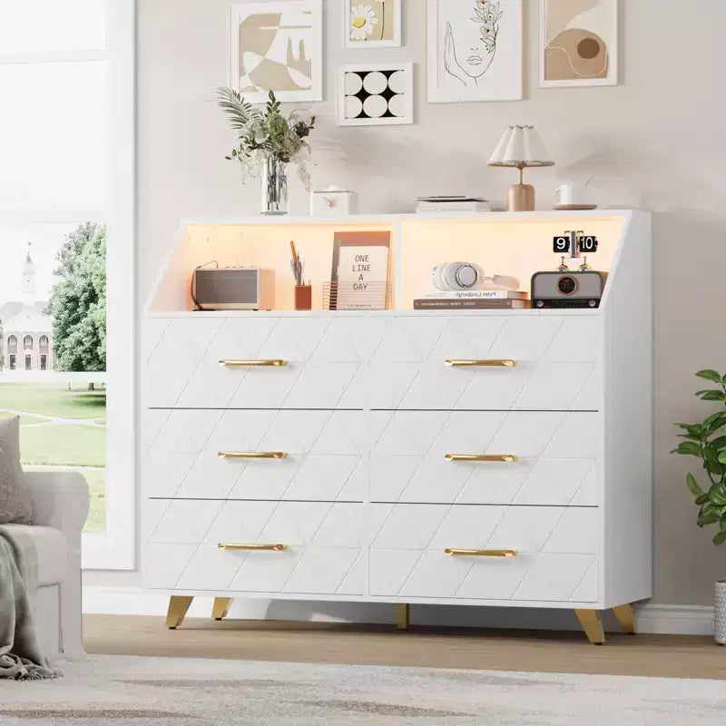 Commode noire éclairée à 6 tiroirs avec station de charge et étagère de rangement, commode en bois avec pieds en métal pour chambre à coucher ou salon